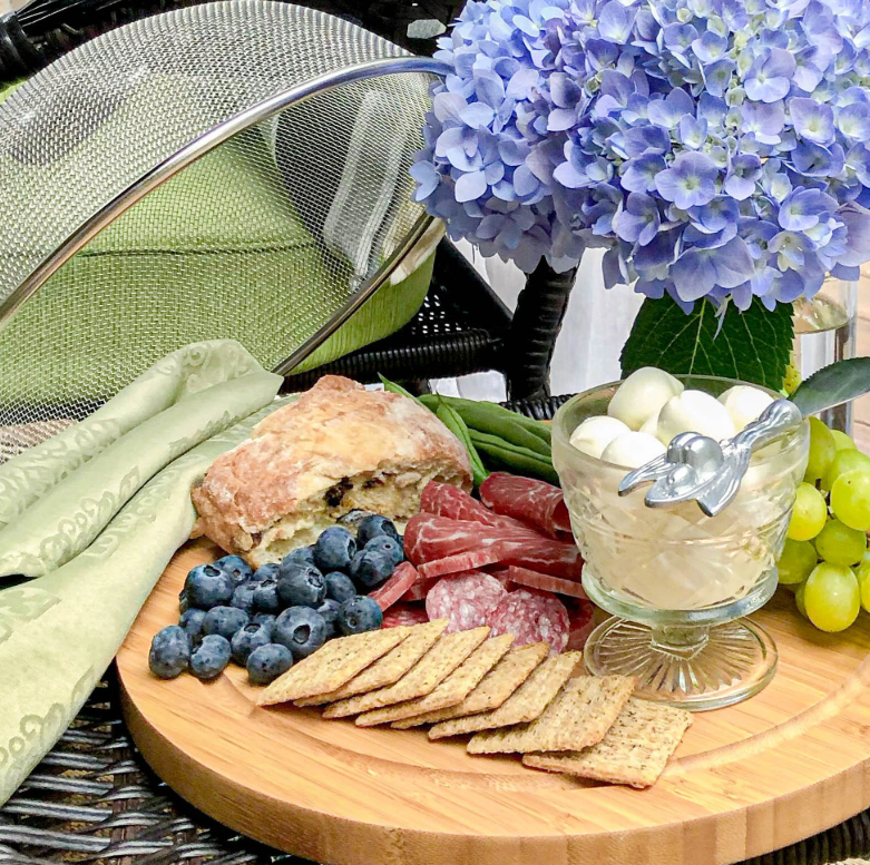 TABLA DE QUESO Y PALA PARA ESPARCIR ACEITUNAS EN PELTRE