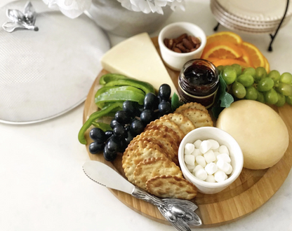 TABLA DE QUESO Y PALA PARA ESPARCIR ACEITUNAS EN PELTRE