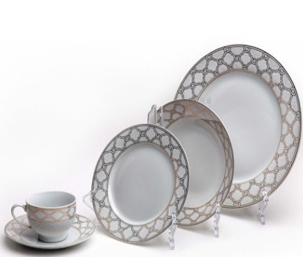 VAJILLA EN PORCELANA BLANCA CON DISEÑO DORADO